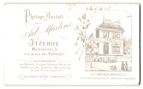 Fotografie Ad. Martens, Itzehoe, Mühlenstr. 5, Ansicht des Ateliers verziert mit Blumen