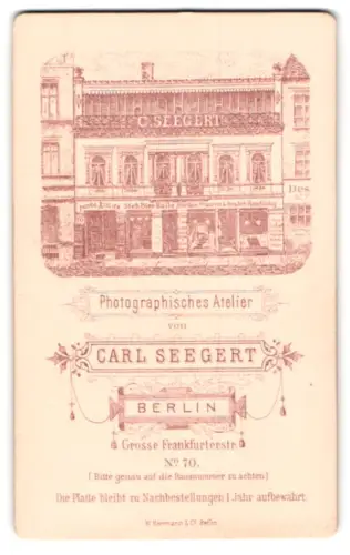 Fotografie Carl Seegert, Berlin, Grosse Frankfurterstr. 70, Ansicht des Ateliers, Fotografenname in dekorativem Rahmen