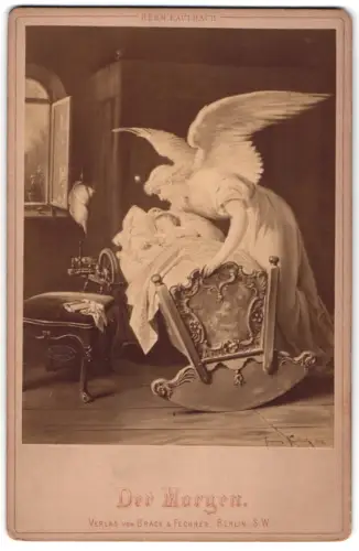 Fotografie Brack & Fechner, Berlin, Engel wacht über ein schlafendes Kind nach einem Gemälde von Herm. Kaulbach