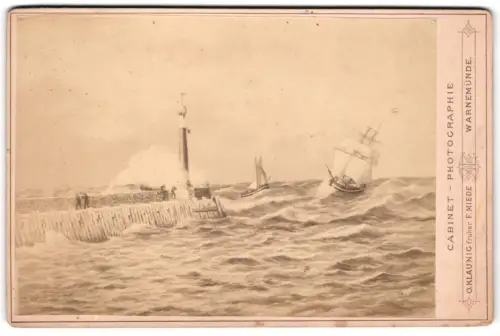 Fotografie O. Klaunig, Warnemünde, Dramatische Meereskulisse mit Segelbooten nach einem Gemälde