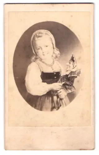 Fotografie unbekannter Fotograf und Ort, Lächelndes Mädchen mit Puppe nach einem Gemälde
