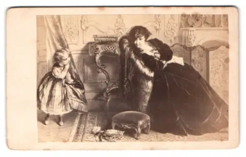 Fotografie unbekannter Fotograf und Ort, Dame und Mädchen spielen Versteck, nach einem Gemälde