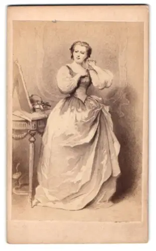 Fotografie unbekannter Fotograf und Ort, Elegante Frau in historischem Kleid nach einem Gemälde