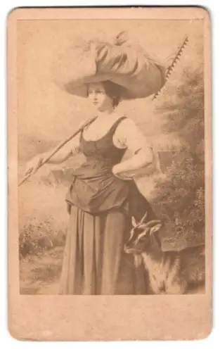 Fotografie unbekannter Fotograf und Ort, Ländliche Dame mit Ziege nach einem Gemälde