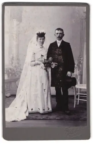 Fotografie F. Herbold, Burgdorf i. H., Hochzeitspaar mit Zylinder und Blumenstrauss im Atelier