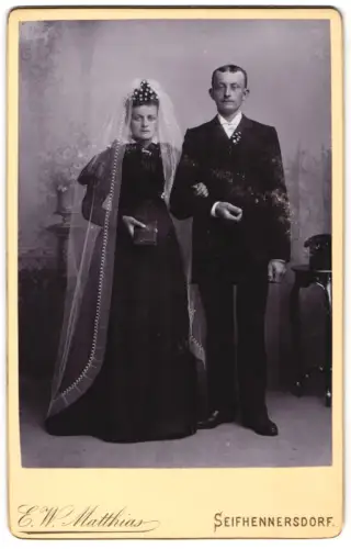 Fotografie E. W. Matthias, Seifhennersdorf, Hochzeitspaar im Atelier mit Braut in schwarzem Kleid