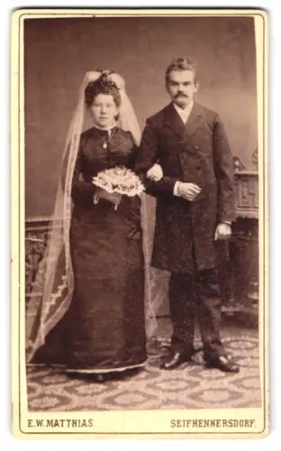 Fotografie E. W. Matthias, Seifhennersdorf, Elegantes Brautpaar in klassischer Pose