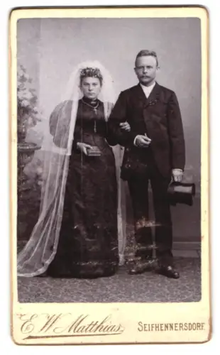 Fotografie E. W. Matthias, Seifhennersdorf, Hochzeitspaar mit Schleier und Zylinder