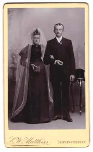 Fotografie E. W. Matthias, Seifhennersdorf, Elegantes Hochzeitspaar im Atelier