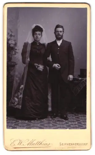 Fotografie E. W. Matthias, Seifhennersdorf, Brautpaar in eleganter Pose im Atelier