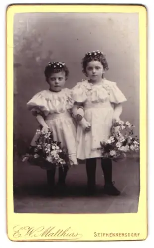 Fotografie E. W. Matthias, Seifhennersdorf in Sachsen, Zwei Blumenmädchen in feinen Kleidern