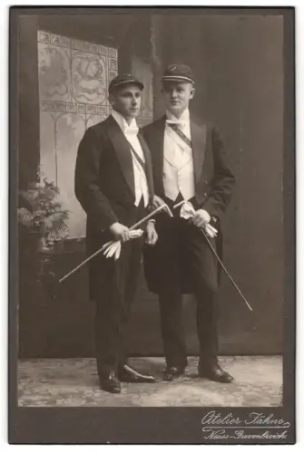 Fotografie Atelier Fähne, Grevenbroich, Breitestrasse 19, Zwei Studenten mit Couleur und Schirmmützen 1913