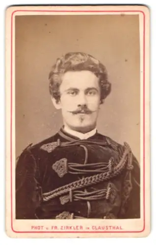 Fotografie Fr. Zirkler, Clausthal, Porträt eines Studenten in Uniform