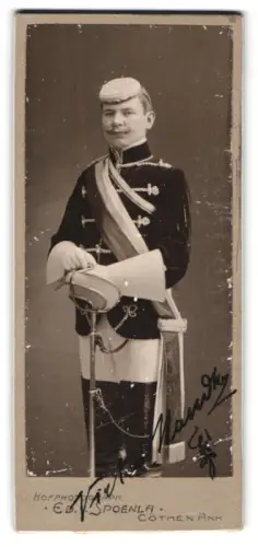 Fotografie Ed. v. Spoenla, Cöthen /Anh., Bärteich Promenade, Student Victor N. in Uniform mit Biertönnchen