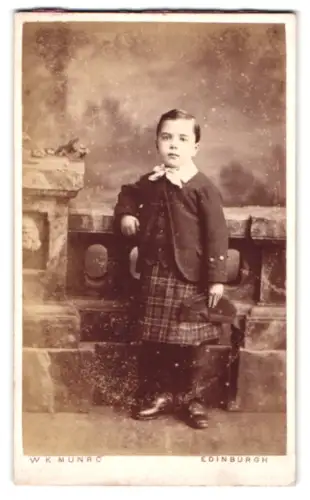 Fotografie W. K. Munro, Edinburgh, North Pitt Street 16, Porträt eines Jungen in schottischer Tracht, Schottland