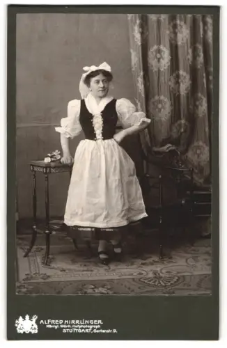 Fotografie Alfred Hirrlinger, Stuttgart, Gartenstr. 9, Dame in deutscher Tracht