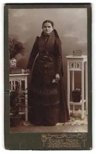 Fotografie Eugen Horn, Gunzenhausen, Dame in deutscher Tracht vor Studiokulisse