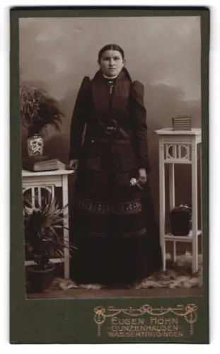 Fotografie Eugen Horn, Gunzenhausen, Elegante Frau in deutscher Tracht