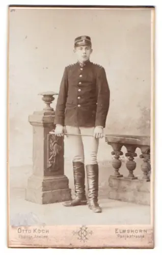 Fotografie Otto Koch, Elmshorn, Panjestrasse, Junge der Reitschule in Elmshorn im Atelier