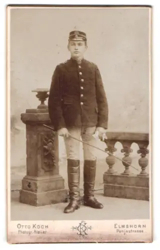 Fotografie Otto Koch, Elmshorn, Panjestrasse, Junge der Reitschule in Elmshorn mit Reitgerte