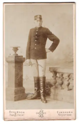 Fotografie Otto Koch, Elmshorn, Panjestrasse, Eleganter Junge der Reitschule in Elmshorn