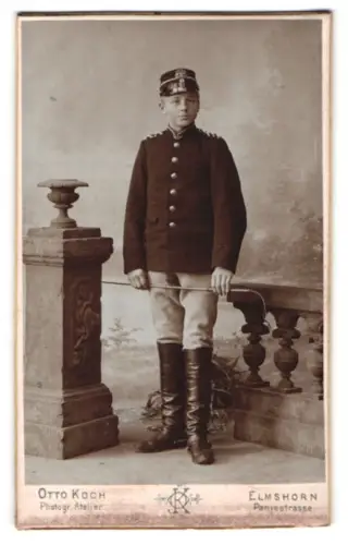 Fotografie Otto Koch, Elmshorn, Panjestrasse, Junge der Reitschule in Elmshorn mit Gerte
