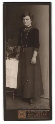 Fotografie Karl Küker, Ahlden a.d. Aller, Junge Frau in dunklem Kleid