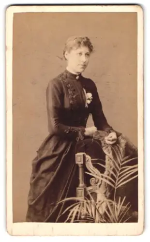 Fotografie W. Morley, Taunton, East Street 27, Dame in elegantem Kleid