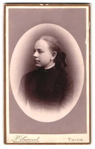 Fotografie P. Seinert, Trier, Brodstrasse 45, Porträt einer jungen Frau im Profil