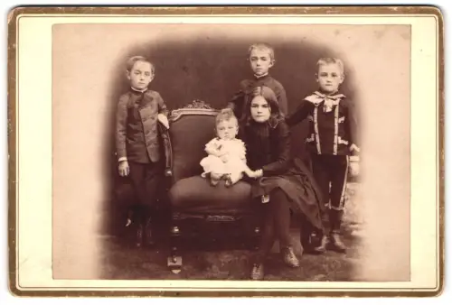 Fotografie A. Soudsek, Kromeriz, Familienporträt mit fünf Kindern