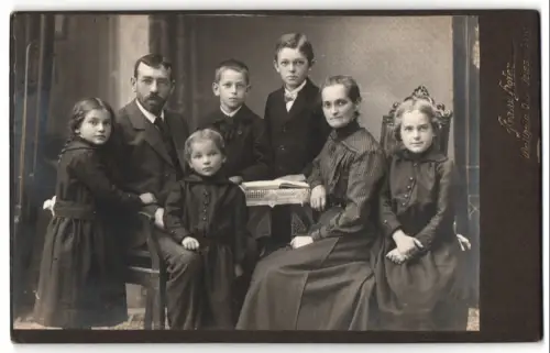 Fotografie Franz Hofer, Weilheim /O.B., Familie mit sieben Personen
