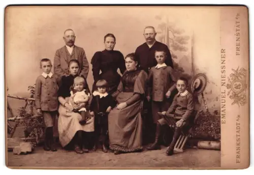 Fotografie Emanuel Niessner, Frankstadt a. R., Gruppenporträt mit Kindern