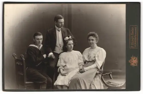 Fotografie F. Hundt Nachf., Münster, Kreuzstr. 42, Gruppenportrait mit eleganter Kleidung