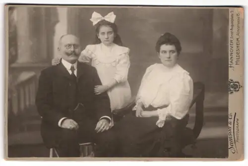 Fotografie Samson & Co., Hannover, Ernst Augustplatz 5, Familienportrait mit Mädchen 1910