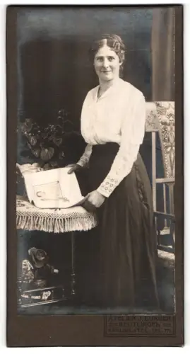 Fotografie J. Burger, Reutlingen, Karlsplatz, Frau mit Buch vor Tisch mit Pflanzen