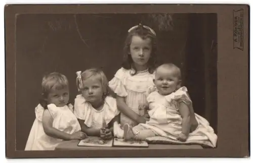 Fotografie A. Rohwer, Kiel, Brunswikerstrasse 25, Kinderporträt mit vier Kindern