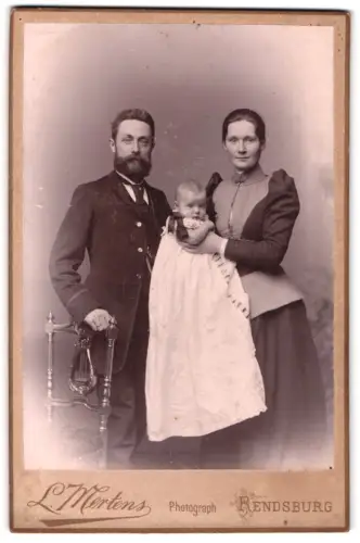 Fotografie L. Mertens, Rendsburg, Familienporträt mit Säugling