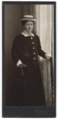 Fotografie Atelier Zimmermann, Freudenstadt, Frau in eleganter Garderobe mit Hut