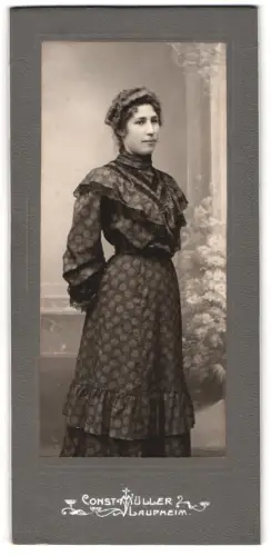 Fotografie Const. Müller, Laupheim, Frau in elegantem Kleid