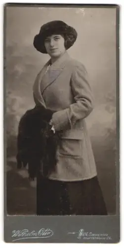Fotografie Wilhelm Otto, Wien, Simmeringer Hauptstrasse 26, Elegante Dame mit Pelz