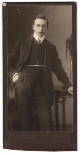 Fotografie unbekannter Fotograf und Ort, Eleganter Herr in Anzug 1911