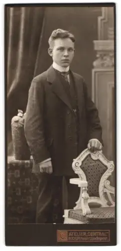 Fotografie Atelier Central, Bochum, Hochstrasse, Junger Mann in Anzug