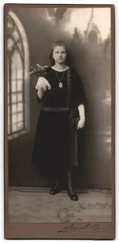 Fotografie Aug. Müller, Spandau, Pichelsdorferstrasse 15a, Frau mit Blumenstrauss