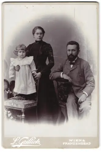 Fotografie L. Grillich, Wien, Währingerstrasse 91, Familienporträt mit Kind im April 1901