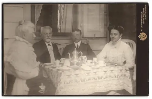 Fotografie F. Langhammer, Magdeburg, Breiter Weg 21-22, Gruppe an einem Tisch zum Tee