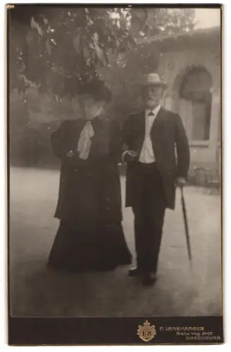 Fotografie F. Langhammer, Magdeburg, Breiter Weg 21-22, Spaziergang eines Paares