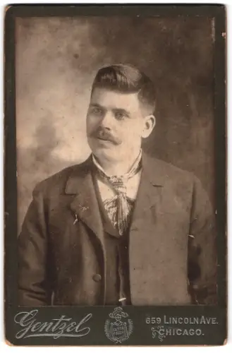 Fotografie Gentzel, Chicago, Lincoln Ave 659, Porträt eines Mannes mit Schnurrbart