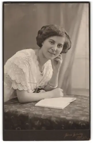 Fotografie Alfred Schurig, Hof a. S., Luitpoldstr. 35, Porträt einer Dame mit Buch