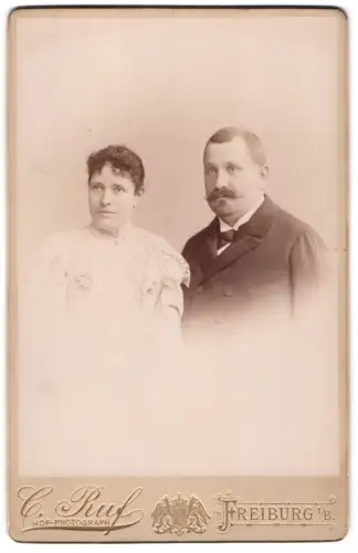 Fotografie C. Ruf, Freiburg i. B., Kaiserstrasse 5, Ein Paar zusammen im Porträt 1894