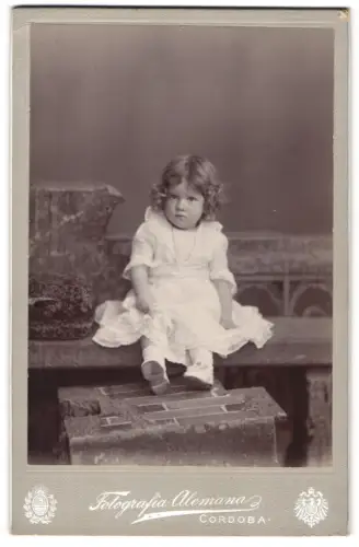 Fotografie Fotografia Alemana, Córdoba, San Geronimo 81, Kind im weissen Kleid sitzend